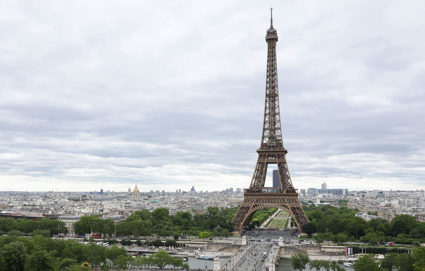 Hombre sube a la Torre Eiffel y cuelga la bandera estadounidense Hombre sube a la Torre Eiffel y cuelga la bandera estadounidense